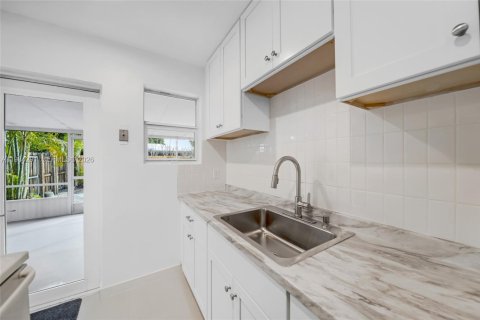 Villa ou maison à louer à Hialeah, Floride: 2 chambres, 78.22 m2 № 2045475 - photo 19