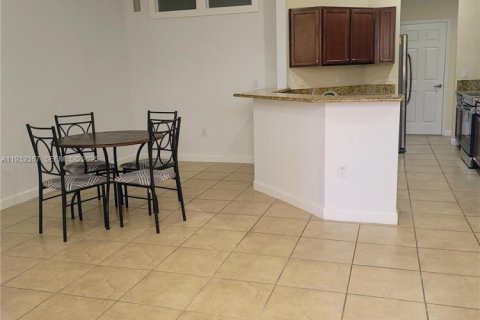 Townhouse in Miami, Florida 4 bedrooms, 170.75 sq.m. № 1991858 - photo 5