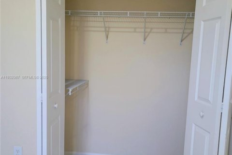 Townhouse in Miami, Florida 4 bedrooms, 170.75 sq.m. № 1991858 - photo 17