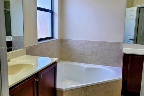 Townhouse in Miami, Florida 4 bedrooms, 170.75 sq.m. № 1991858 - photo 23