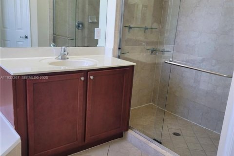 Townhouse in Miami, Florida 4 bedrooms, 170.75 sq.m. № 1991858 - photo 24