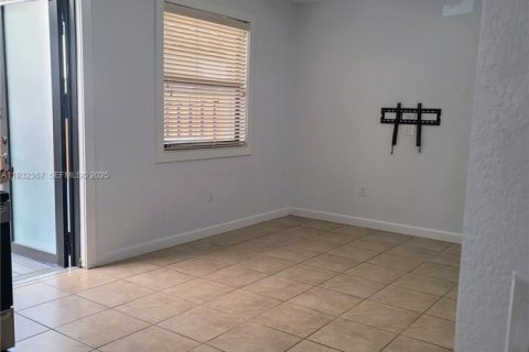 Townhouse in Miami, Florida 4 bedrooms, 170.75 sq.m. № 1991858 - photo 3