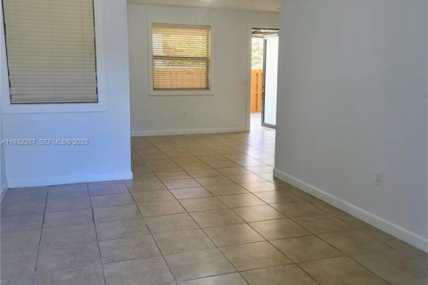 Townhouse in Miami, Florida 4 bedrooms, 170.75 sq.m. № 1991858 - photo 2