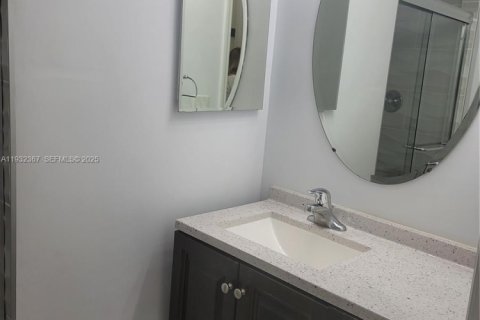 Townhouse in Miami, Florida 4 bedrooms, 170.75 sq.m. № 1991858 - photo 7