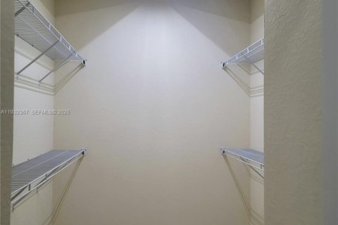 Townhouse in Miami, Florida 4 bedrooms, 170.75 sq.m. № 1991858 - photo 26