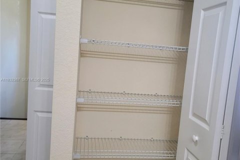 Townhouse in Miami, Florida 4 bedrooms, 170.75 sq.m. № 1991858 - photo 29