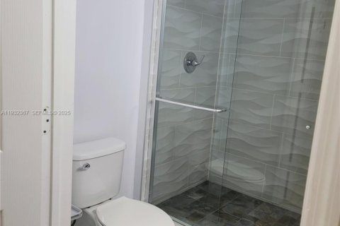 Townhouse in Miami, Florida 4 bedrooms, 170.75 sq.m. № 1991858 - photo 8