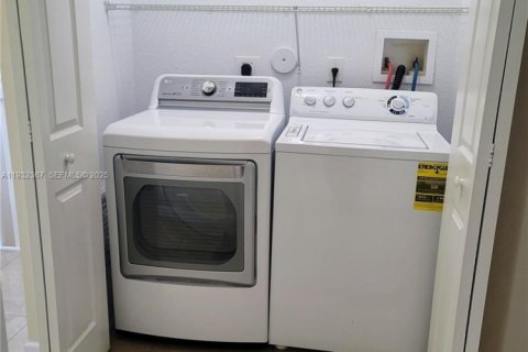 Townhouse in Miami, Florida 4 bedrooms, 170.75 sq.m. № 1991858 - photo 30