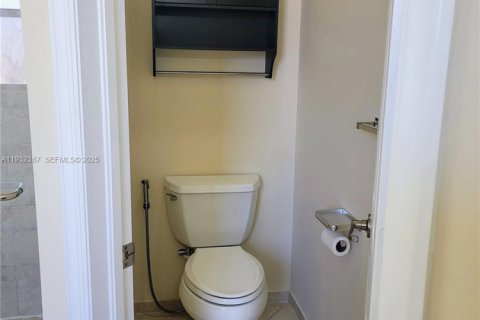 Townhouse in Miami, Florida 4 bedrooms, 170.75 sq.m. № 1991858 - photo 20