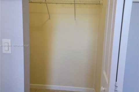 Townhouse in Miami, Florida 4 bedrooms, 170.75 sq.m. № 1991858 - photo 19