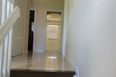 Townhouse in Miami, Florida 4 bedrooms, 170.75 sq.m. № 1991858 - photo 11