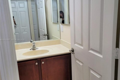 Townhouse in Miami, Florida 4 bedrooms, 170.75 sq.m. № 1991858 - photo 22