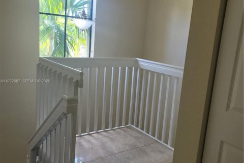 Townhouse in Miami, Florida 4 bedrooms, 170.75 sq.m. № 1991858 - photo 12
