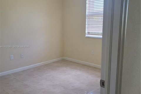 Townhouse in Miami, Florida 4 bedrooms, 170.75 sq.m. № 1991858 - photo 13