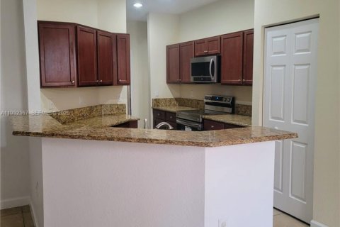 Townhouse in Miami, Florida 4 bedrooms, 170.75 sq.m. № 1991858 - photo 6