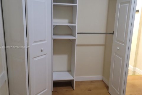 Townhouse in Miami, Florida 4 bedrooms, 170.75 sq.m. № 1991858 - photo 14