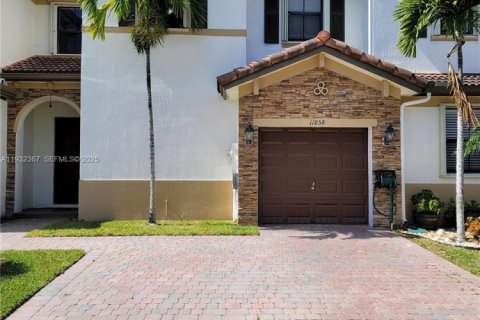 Townhouse in Miami, Florida 4 bedrooms, 170.75 sq.m. № 1991858 - photo 1