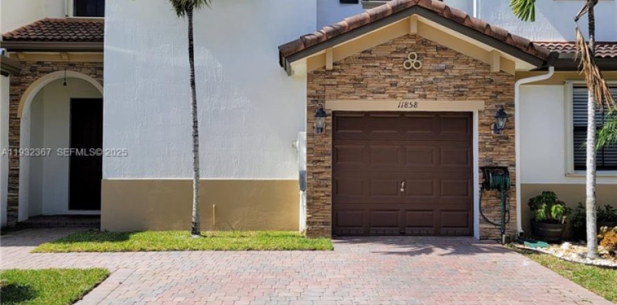 Townhouse in Miami, Florida 4 bedrooms, 170.75 sq.m. № 1991858