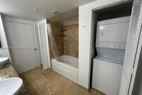 Condominio en alquiler en Miami, Florida, 1 dormitorio, 98.29 m2 № 1999825 - foto 18