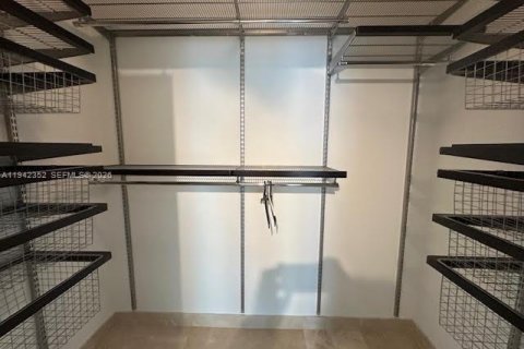 Condominio en alquiler en Miami, Florida, 1 dormitorio, 98.29 m2 № 1999825 - foto 17