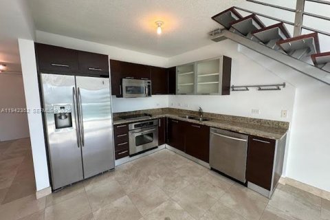 Condominio en alquiler en Miami, Florida, 1 dormitorio, 98.29 m2 № 1999825 - foto 3