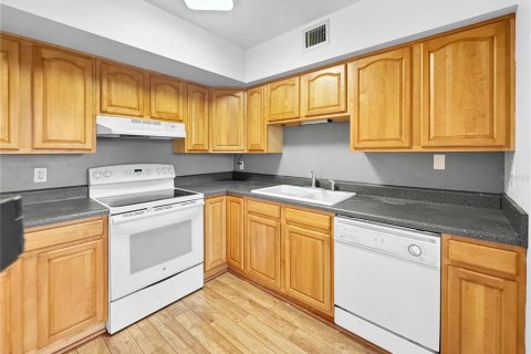 Condominio en venta en Kenneth City, Florida, 2 dormitorios, 77.57 m2 № 2123165 - foto 12