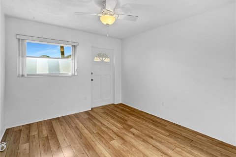 Condominio en venta en Kenneth City, Florida, 2 dormitorios, 77.57 m2 № 2123165 - foto 7