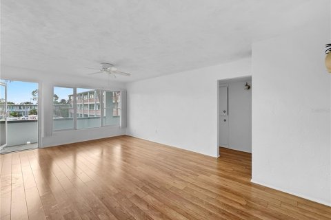 Condominio en venta en Kenneth City, Florida, 2 dormitorios, 77.57 m2 № 2123165 - foto 5
