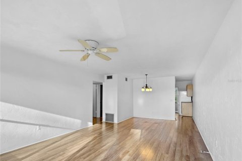Condominio en venta en Kenneth City, Florida, 2 dormitorios, 77.57 m2 № 2123165 - foto 4