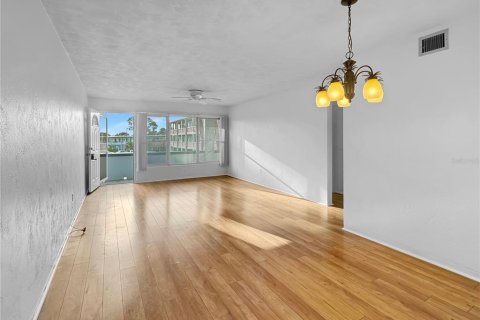Condominio en venta en Kenneth City, Florida, 2 dormitorios, 77.57 m2 № 2123165 - foto 6