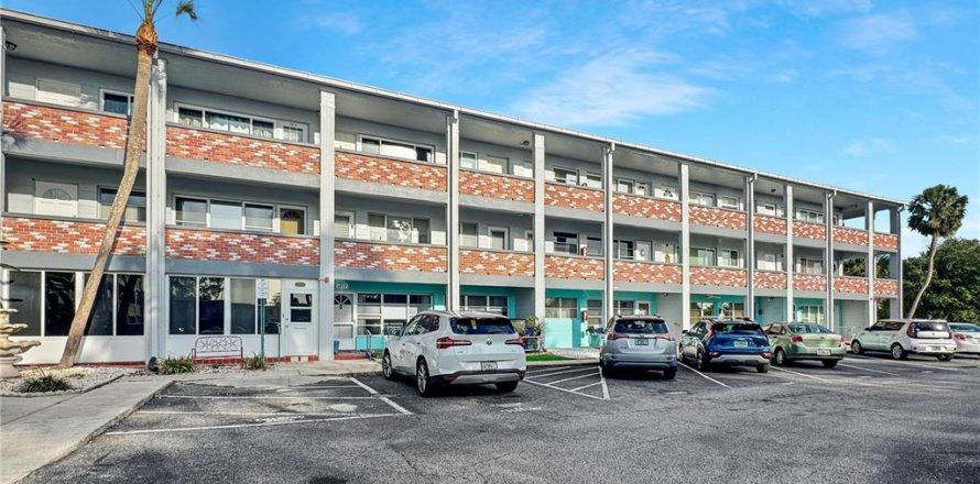Condominio en Kenneth City, Florida, 2 dormitorios № 2123165