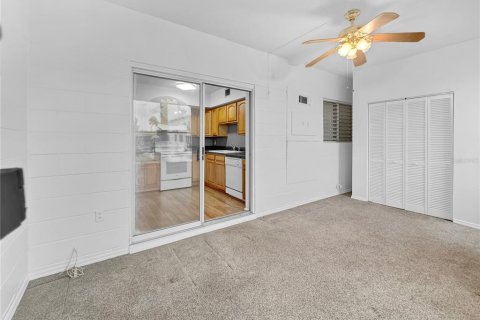 Condominio en venta en Kenneth City, Florida, 2 dormitorios, 77.57 m2 № 2123165 - foto 14
