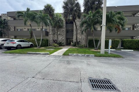 Condominio en alquiler en Miami, Florida, 2 dormitorios, 96.99 m2 № 1949617 - foto 1