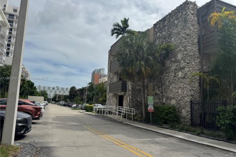 Condominio en alquiler en Miami, Florida, 2 dormitorios, 96.99 m2 № 1949617 - foto 3