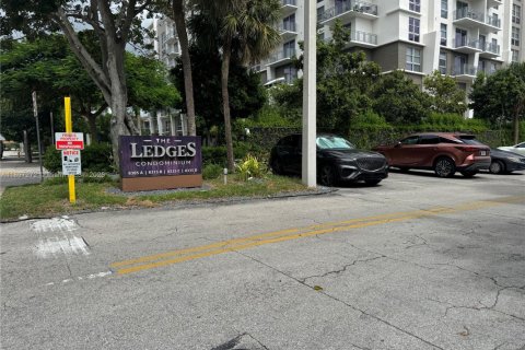 Condominio en alquiler en Miami, Florida, 2 dormitorios, 96.99 m2 № 1949617 - foto 2