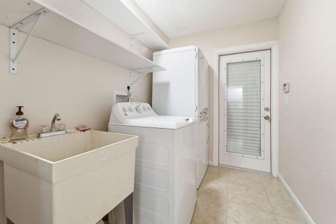 Villa ou maison à louer à Lake Worth, Floride: 4 chambres, 236.53 m2 № 2146993 - photo 28