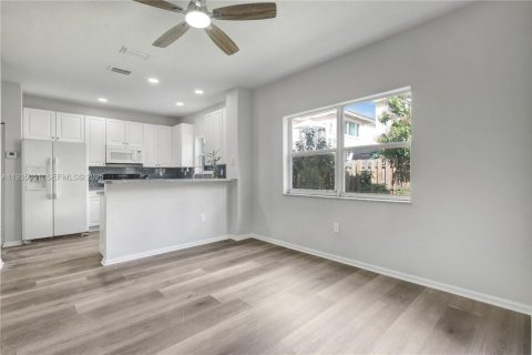 Casa en venta en Pembroke Pines, Florida, 3 dormitorios, 165.37 m2 № 1993242 - foto 6