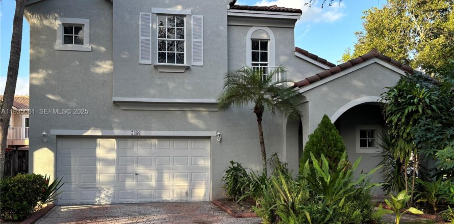 Casa en Pembroke Pines, Florida 3 dormitorios, 165.37 m2 № 1993242