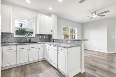 Casa en venta en Pembroke Pines, Florida, 3 dormitorios, 165.37 m2 № 1993242 - foto 7