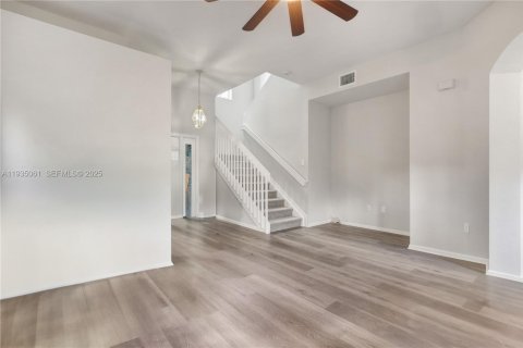 Casa en venta en Pembroke Pines, Florida, 3 dormitorios, 165.37 m2 № 1993242 - foto 9