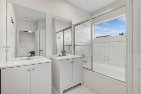Casa en venta en Pembroke Pines, Florida, 3 dormitorios, 165.37 m2 № 1993242 - foto 11