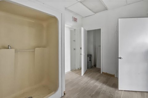 Propiedad comercial en alquiler en Tavares, Florida, 111.48 m2 № 1520152 - foto 6