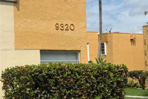 Condo in Miami, Florida, 2 bedrooms № 2170547 - photo 2