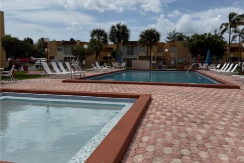 Condo in Miami, Florida, 2 bedrooms № 2170547 - photo 3