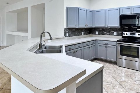 House in Kissimmee, Florida 4 bedrooms, 237.92 sq.m. № 2235477 - photo 3