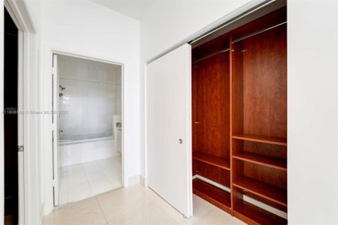 Condo in Miami Beach, Florida, 1 bedroom  № 1779472 - photo 12