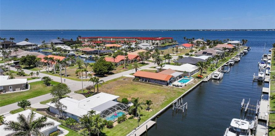 House in Punta Gorda, Florida 3 bedrooms, 128.86 sq.m. № 1653971