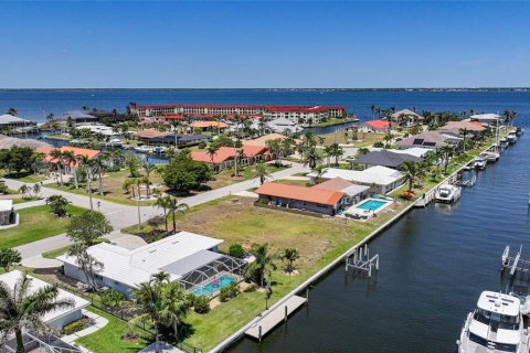 House in Punta Gorda, Florida 3 bedrooms, 128.86 sq.m. № 1653971 - photo 2