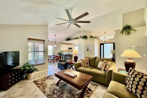 House in Punta Gorda, Florida 2 bedrooms, 133.59 sq.m. № 1657987 - photo 3