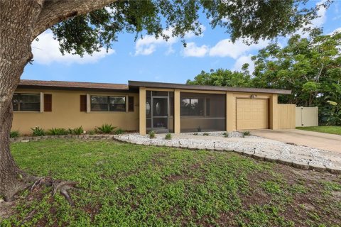 House in Cape Coral, Florida 3 bedrooms, 133.59 sq.m. № 2297068